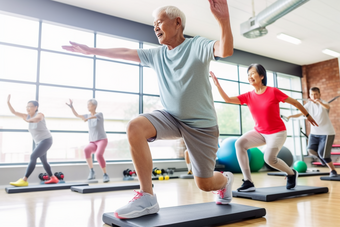 老年健身房快乐锻炼康养老年人