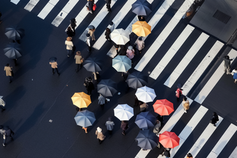 街道步行的人们绿色<strong>节约能源</strong>