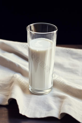 木桌上的新鲜可口香甜牛奶瓶摄影图