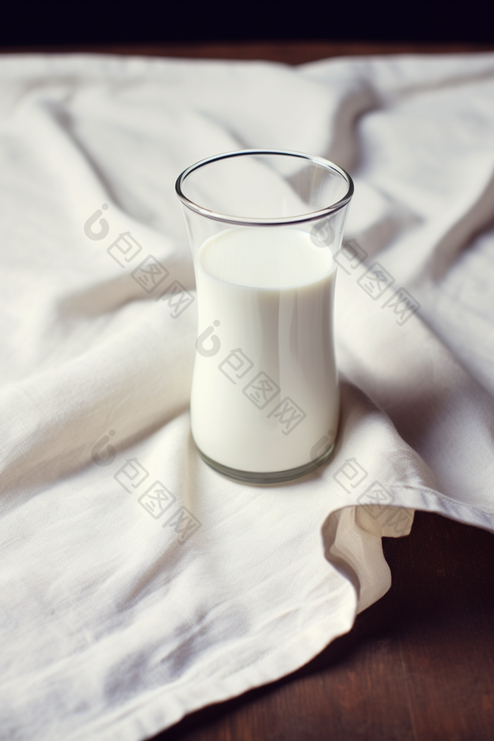 木桌上的高品质牛奶瓶摄影图