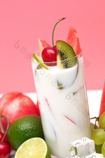 水果酸奶杯桌子照片