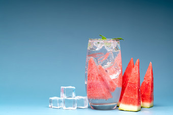 西瓜气泡饮和西瓜切块玻璃制品照片