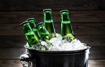 冰桶里的啤酒和冰块概念摄影