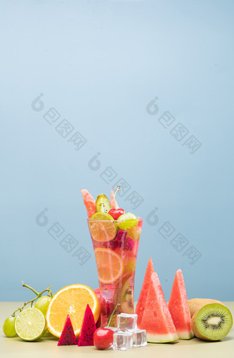 桌面上的水果茶和水果西瓜照片