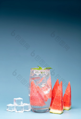 西瓜气泡饮和西瓜切块透明摄影图