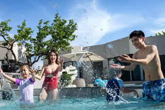 在泳池里玩耍的快乐家庭中国照片