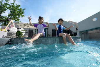 在泳池里玩耍的快乐儿童高兴的场景