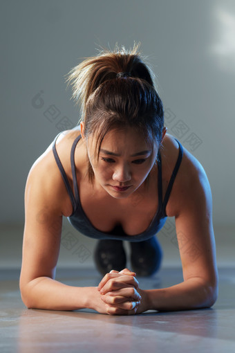 青年女人健身健美身材素材