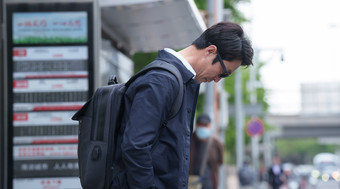 中年男士等待公交车成年人摄影图