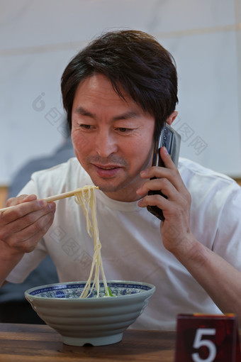 餐厅里用餐的中年男人奋斗摄影图