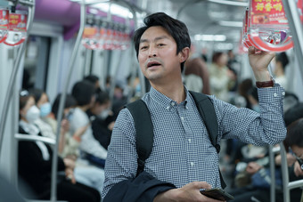 中年男人乘坐地铁中国摄影图