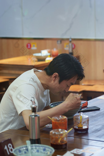 餐厅里用餐的中年男人城市生活镜头