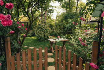 开满蔷薇的庭院温馨家园摄影图