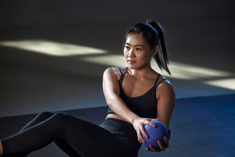 青年女人使用健身球健身人摄影图