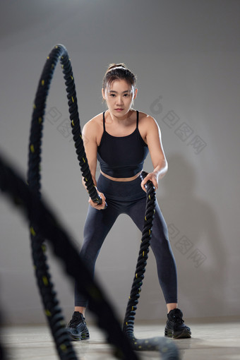青年女人健身体能训练绳体育器械素材