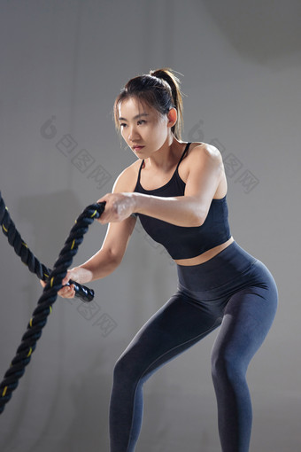 青年女人健身塑肌训练站着长发相片