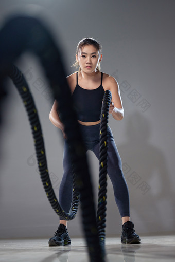 年轻女人健身挑战运动服专业摄影图