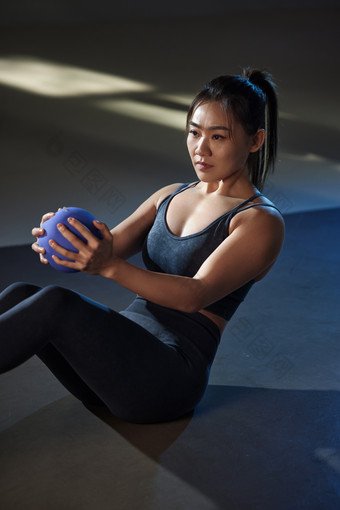 青年女人使用健身球健身支撑摄影