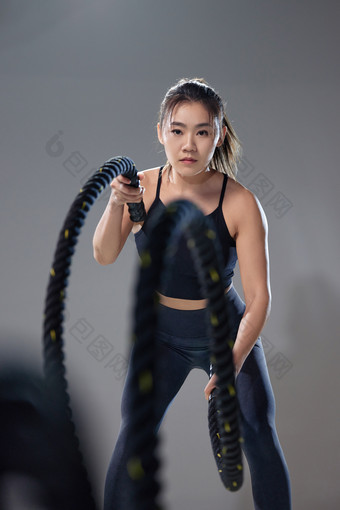 年轻女人健身拿着背心摄影图