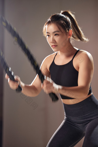 青年女人健身体能训练绳镜头