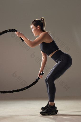 年轻女人健身力量体育活动图片