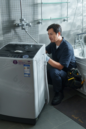 专业的修理工维修安装洗衣机职业相片