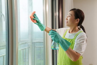 专业的家政服务人员擦拭门窗手套摄影