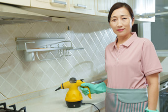 专业的家政服务人员打扫厨房技术影相