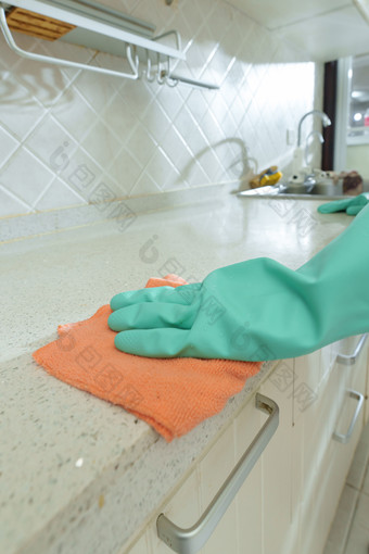 专业的家政服务人员打扫厨房服务业职位