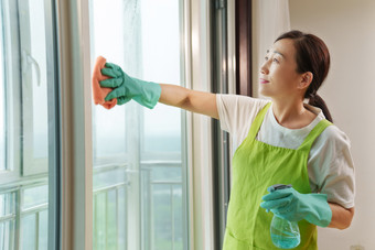 专业的家政服务人员擦拭门窗家务素材