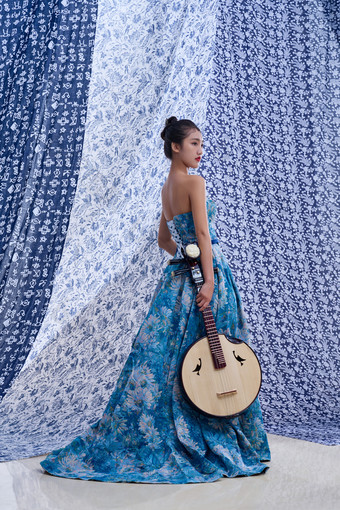 美女音乐纺织品传统文化摄影图