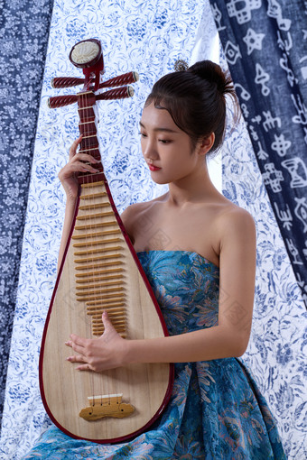 弹琵琶的青年东方美女纺织品