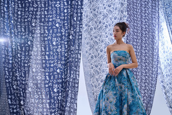 中国风美女纺织品古典式演出服素材