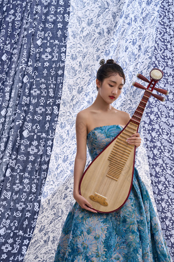 弹琵琶的青年东方美女中国元素素材