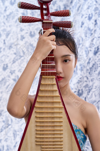弹琵琶的青年东方美女艺术品