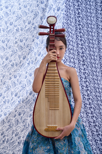 弹琵琶的青年东方美女传统文化摄影图