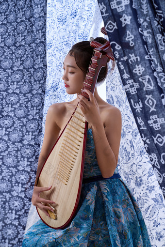 弹琵琶的年轻东方美女布摄影图