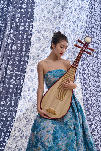 弹琵琶的年轻东方美女古典风格摄影