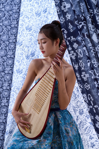 弹琵琶的年轻东方美女中国摄影