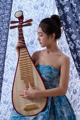 弹琵琶的年轻东方美女优雅
