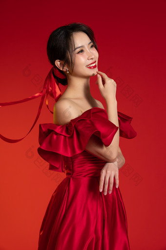 新年气氛，红色背景下的一位亚洲青年女性肖像照片