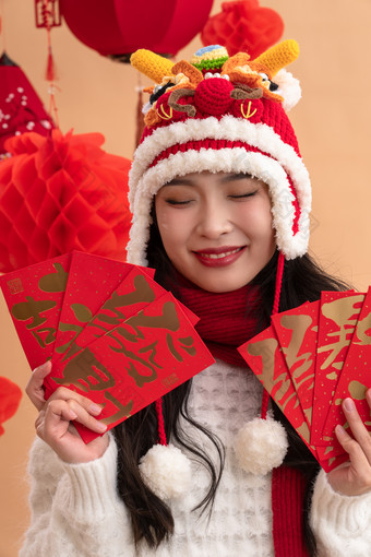 新年祝福，一位亚洲青年女性拿着红包笑相片