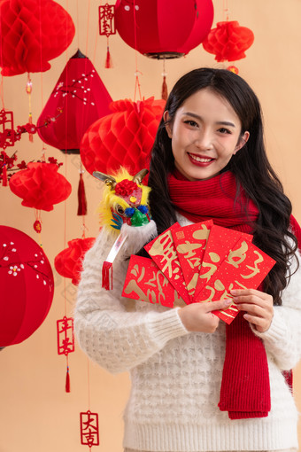 新年祝福，一位亚洲青年女性<strong>拿</strong>着<strong>红包</strong>镜头