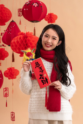 新年祝<strong>福</strong>，一位亚洲青年女性拿着春联悬<strong>挂</strong>的高清图片