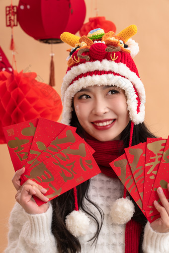 新年祝福，一位亚洲青年女性拿着红包中国文化