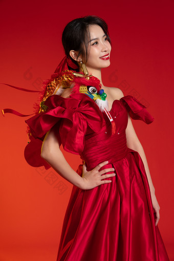 新年气氛，红色背景下的一位亚洲青年女性礼服场景
