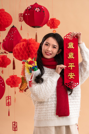 新年<strong>祝福</strong>，一位亚洲青年女性拿着春联愿望