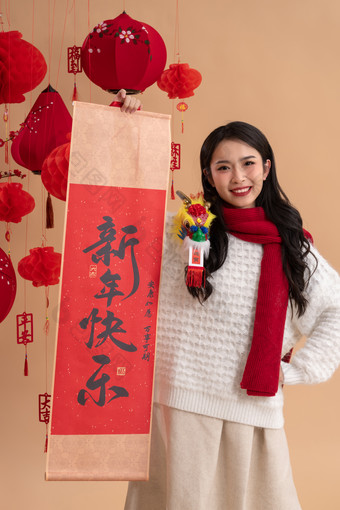 新年祝福，一位亚洲青年女性拿着春联人镜头