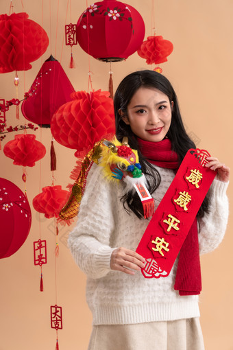 <strong>新年祝福</strong>，一位亚洲青年女性拿着春联春联摄影