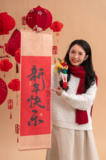 <strong>新年祝福</strong>，一位亚洲青年女性拿着春联灯笼镜头